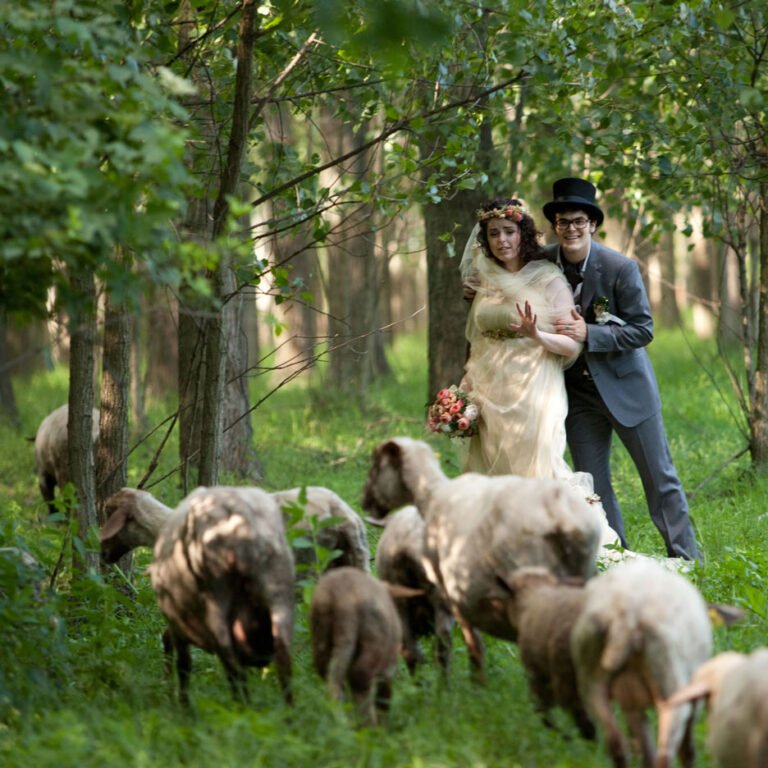 Menyasszony nem hagyományos menyasszonyi ruhában