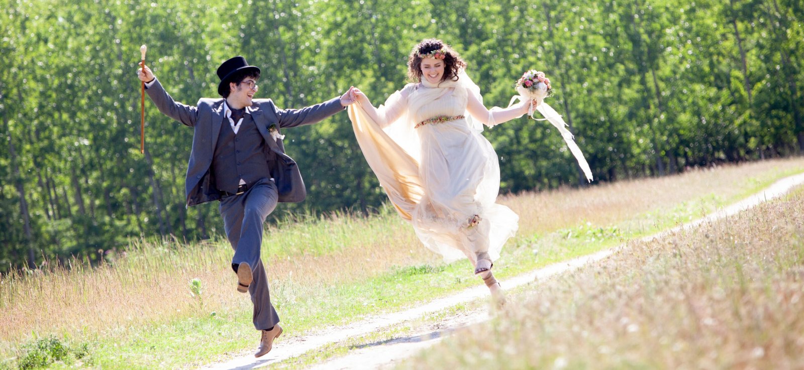 Mint a gyerekek, boldogan ugrálnak, felszabadulva egy elhagyatott földúton