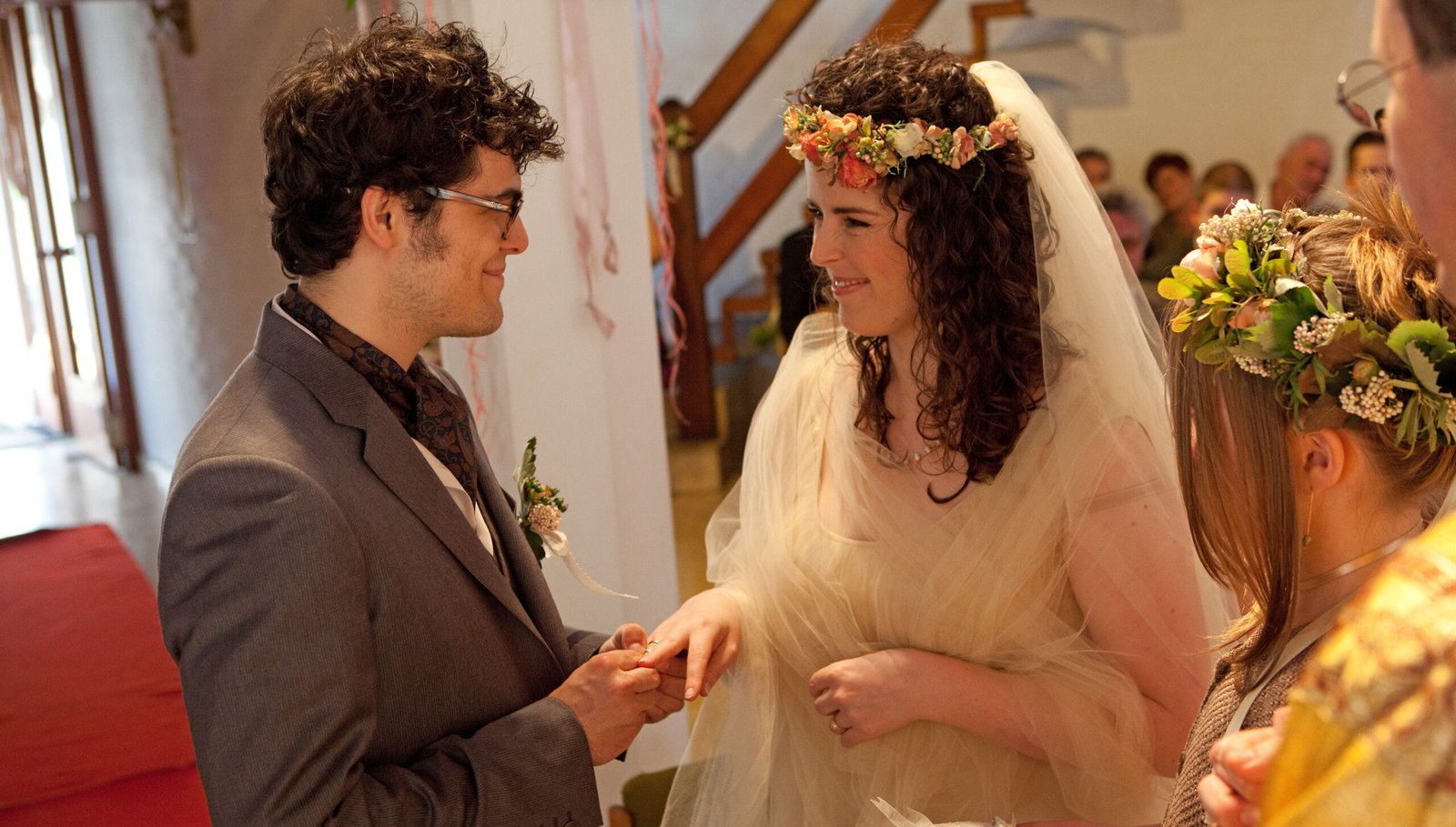 Gyűrű húzás a templomban, és a boldogság, ami az arcukra van írva