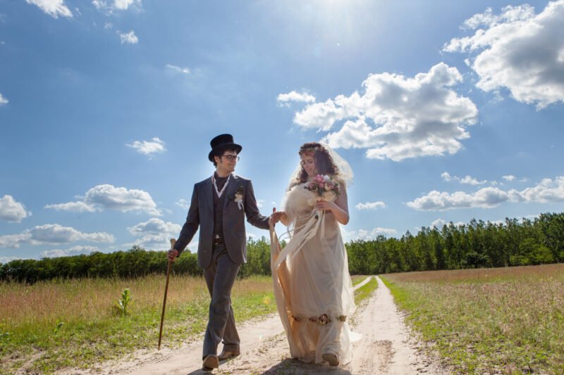 Egy elhagyott földúton ketten sétálnak, egymásra nézve