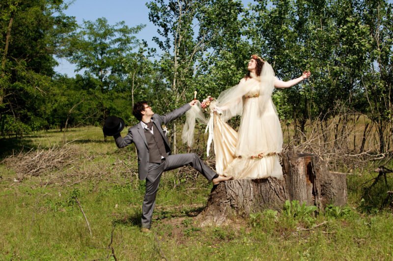 Hülyéskednek, mintha egy színdarabot adnának elő, körülöttük gaz