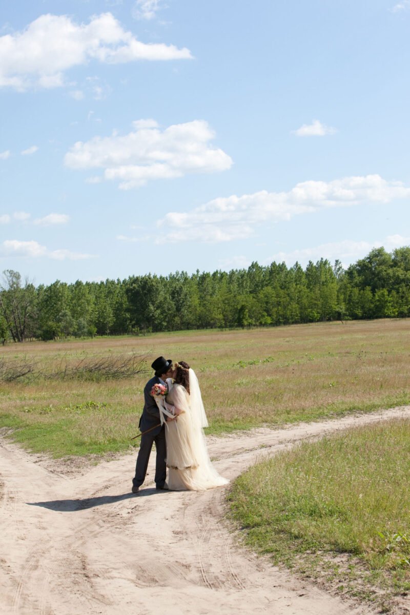 A pusztában a földúton csókolják meg egymást