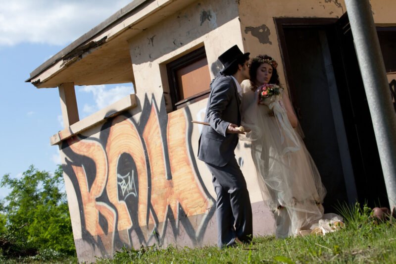 A menyasszony fülébe sug valami szépet a vőlegény