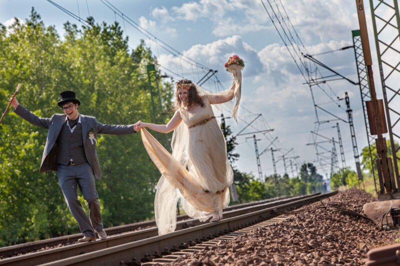 A vonat csinálni hülyéskednek, egyensúlyoznak, egymást támogatják