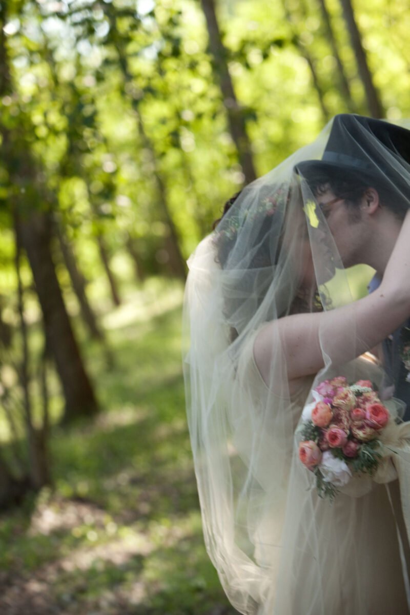 Az erdőben a svájci óra alatt csókolja meg a menyasszonyt Márk