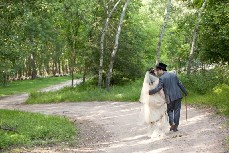 Márk odahajol egy csókra Reginahoz