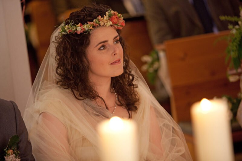 A menyasszony nagyon figyel a papra, átérzi annak beszédét