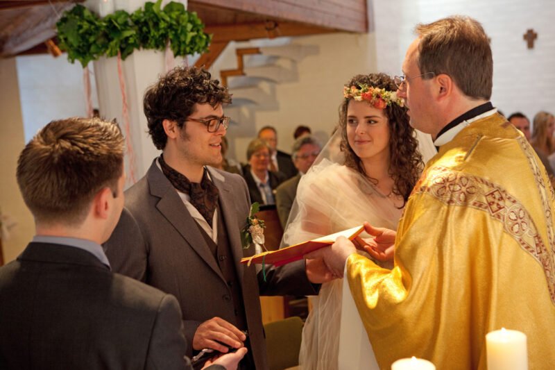 A vőlegény felolvassa az esküvői szövegét