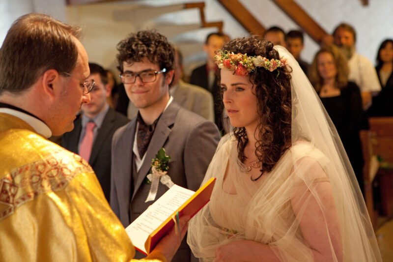 A menyasszonyt átszellemülve hallgatja a papot