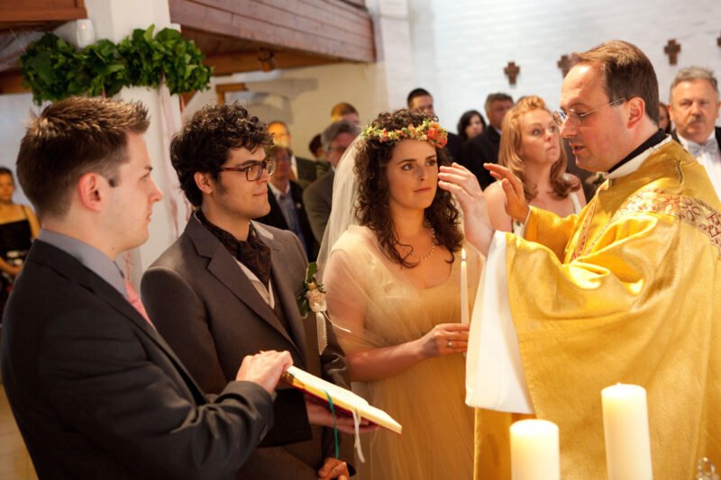 A pap megáldja az ifjú párt