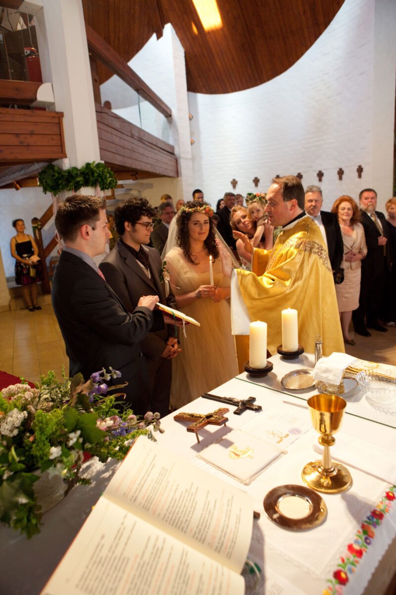 Az esküvői szertartás nagyon világos templomban történt