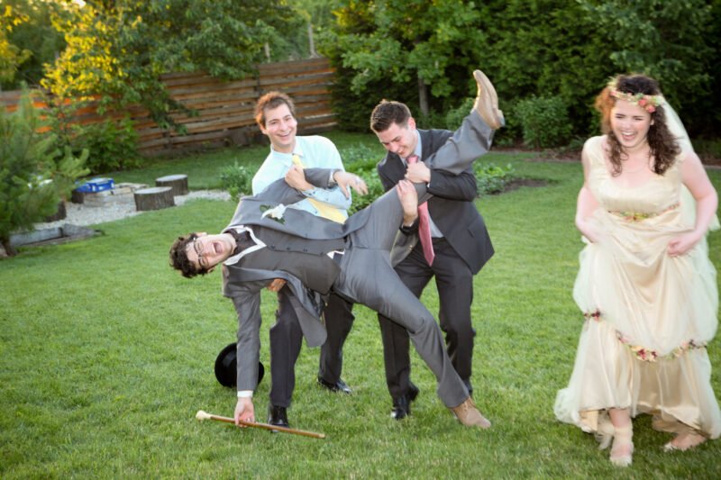 A vőlegényt is megpróbálták felemelni a férfiak