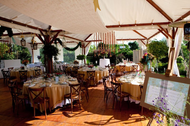 Minden készen van, nemsokára érkeznek a meghívottak