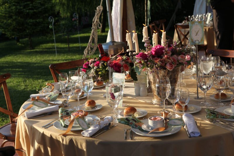 Vendégek érkezése előtt a megtérített asztal