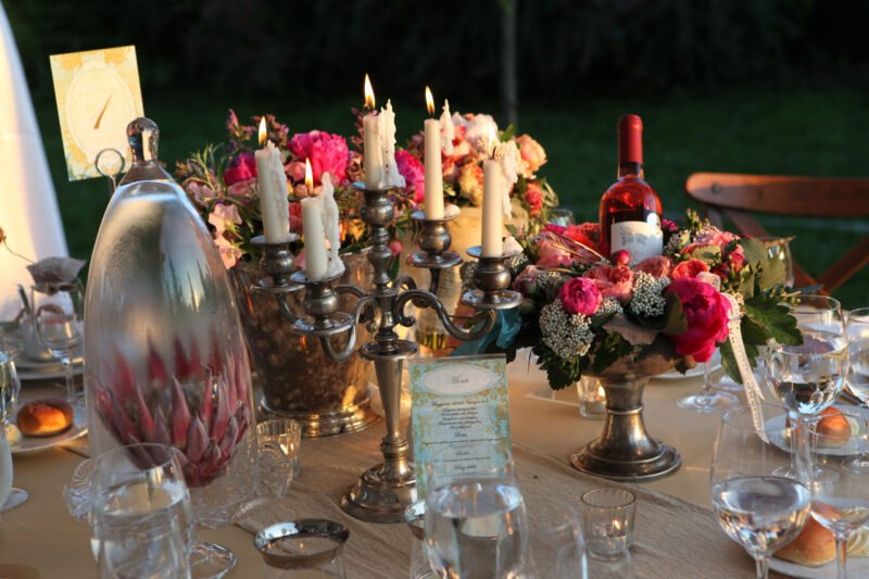 Az esküvő utáni vacsora megtérített asztal, menükártya, gyertya, bor