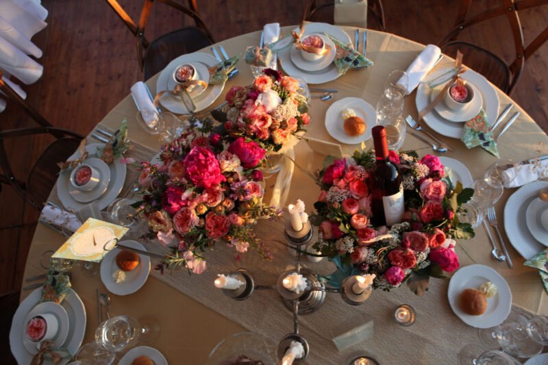 A megtérített asztal virágokkal , Gyertyákkal és egy üveg borral