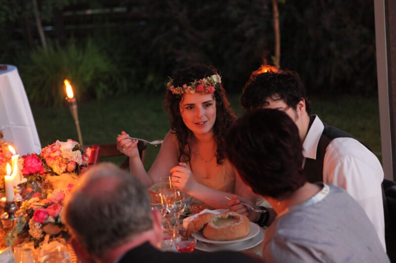 Regina beszélget az esküvői vacsorán