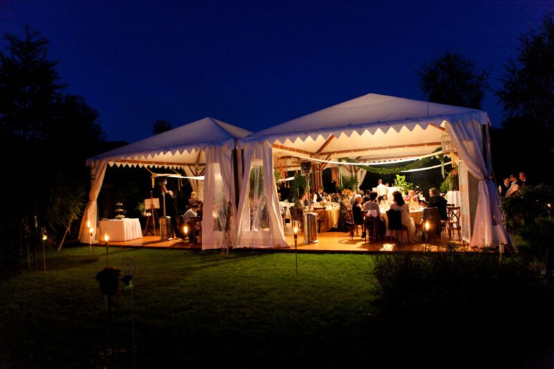 Az esküvői vacsora helyszíne a természetben