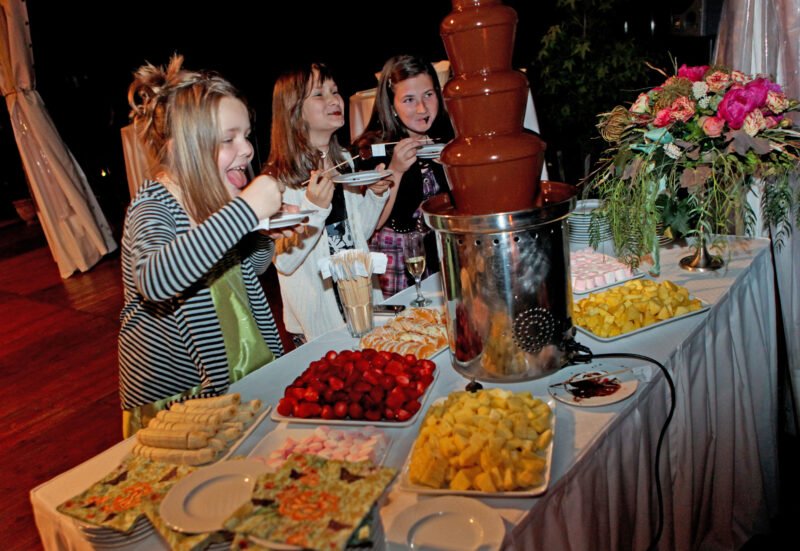 A csokiszökőkút minden gyerek kedvence az esküvői vacsorán