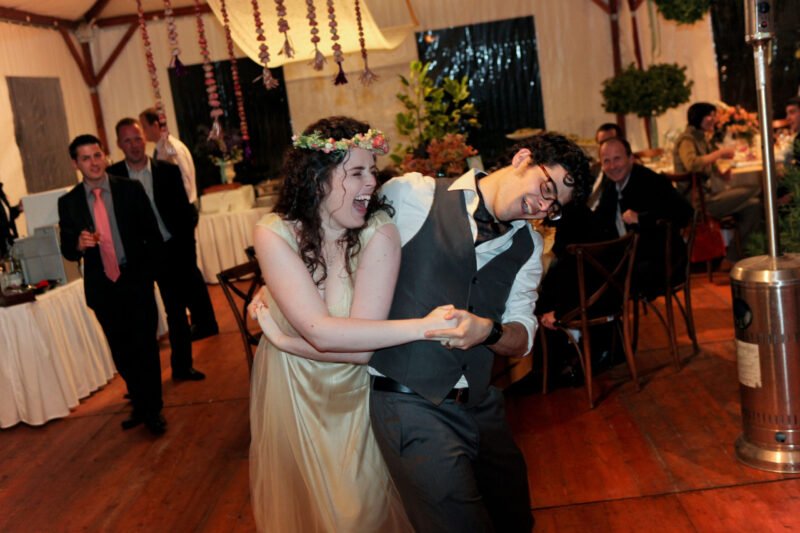 Regina és Márk táncol az esküvő utáni fogadáson