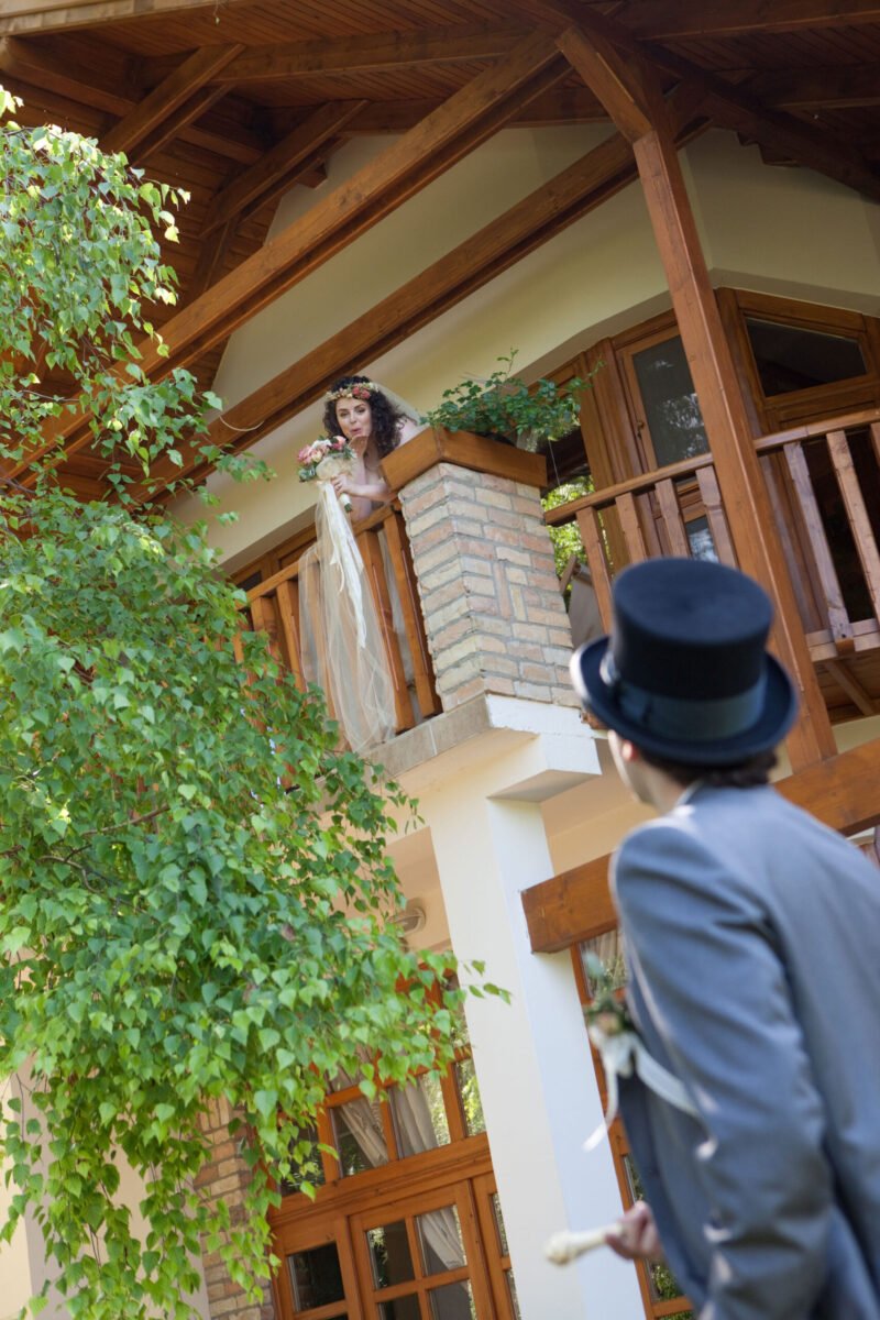 Az erkélyen Regina jelent meg, modern Rómeó és Júlia