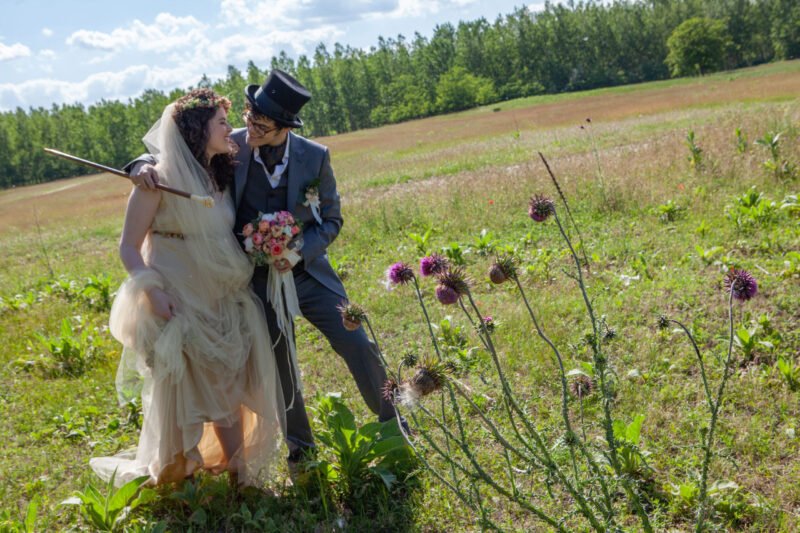 Körülöttük szúrós növények, gaz, ők mégis boldogan egymásra néznek